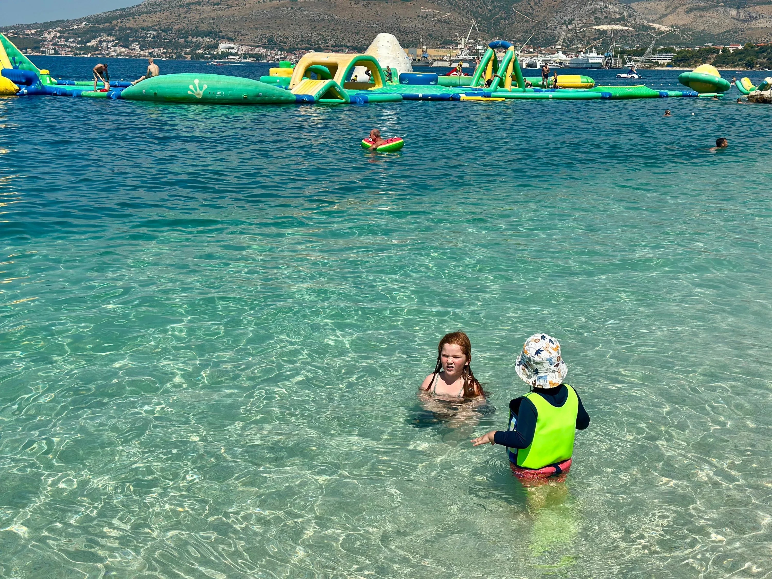 Inklusive Schwimmausrüstung: Warum Limmys Schwimmwesten für Kinder mit besonderen Bedürfnissen geeignet sind